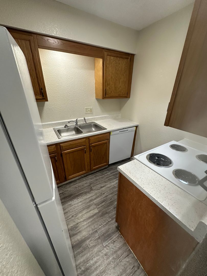 Bartlesville Apartment: 1700 SE Barlow Dr