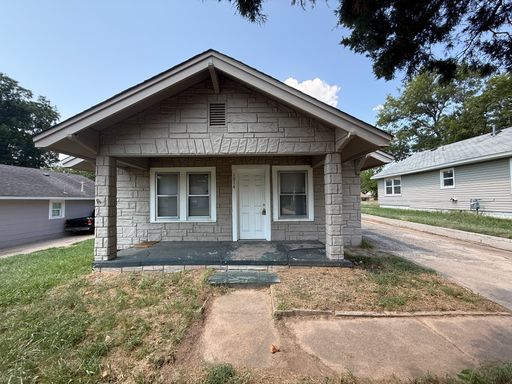 2 Bedroom in Sand Springs!