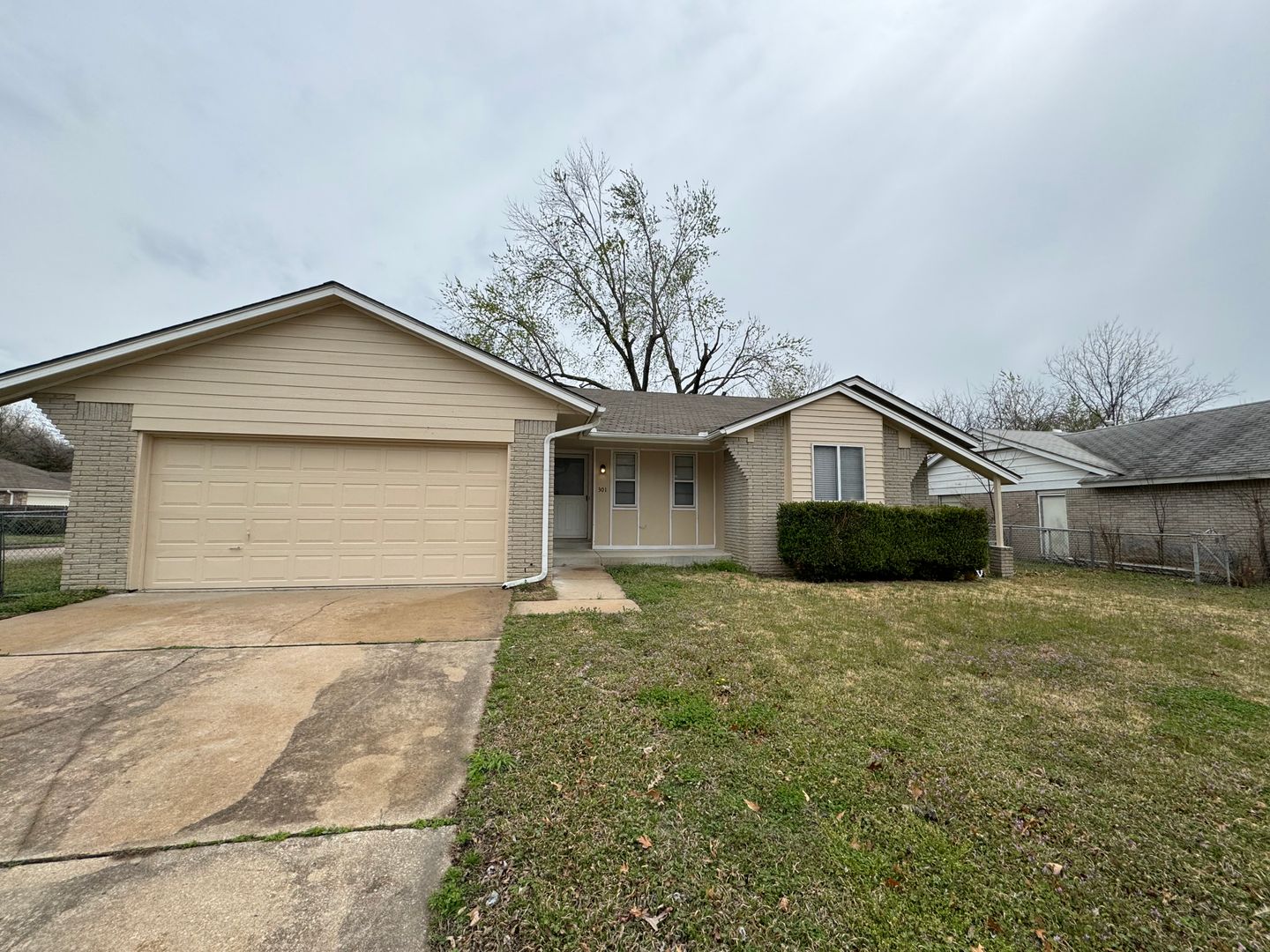 Broken Arrow House: 301 South Fern Pl