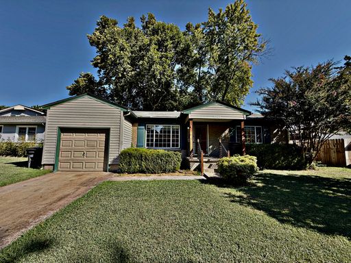 3 Bedroom, 1.5 bath in Midtown!! – photo 1