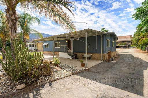 Spacious 3-Bedroom Home with a Fenced Backyard – photo 1