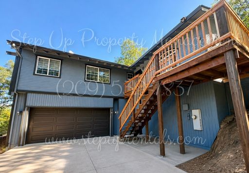 Spacious Contemporary Living: Stunning Three-Bedroom Retreat on Longeway!