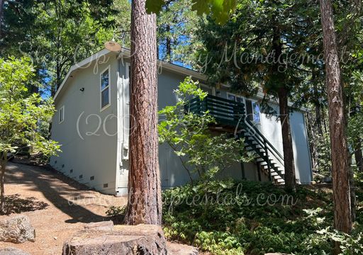 Modern Mountain Living: 3-Bedroom Home with Yard, Storage, and More!
