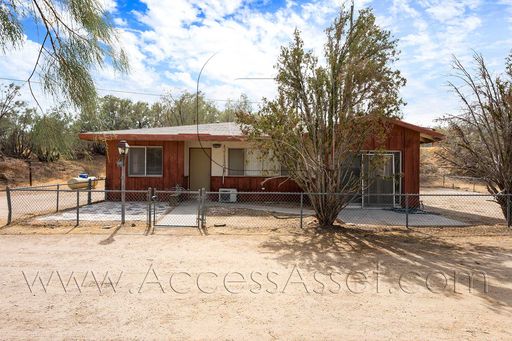 Comfy 2 Bed/1 Bath Home in Victorville! – photo 1