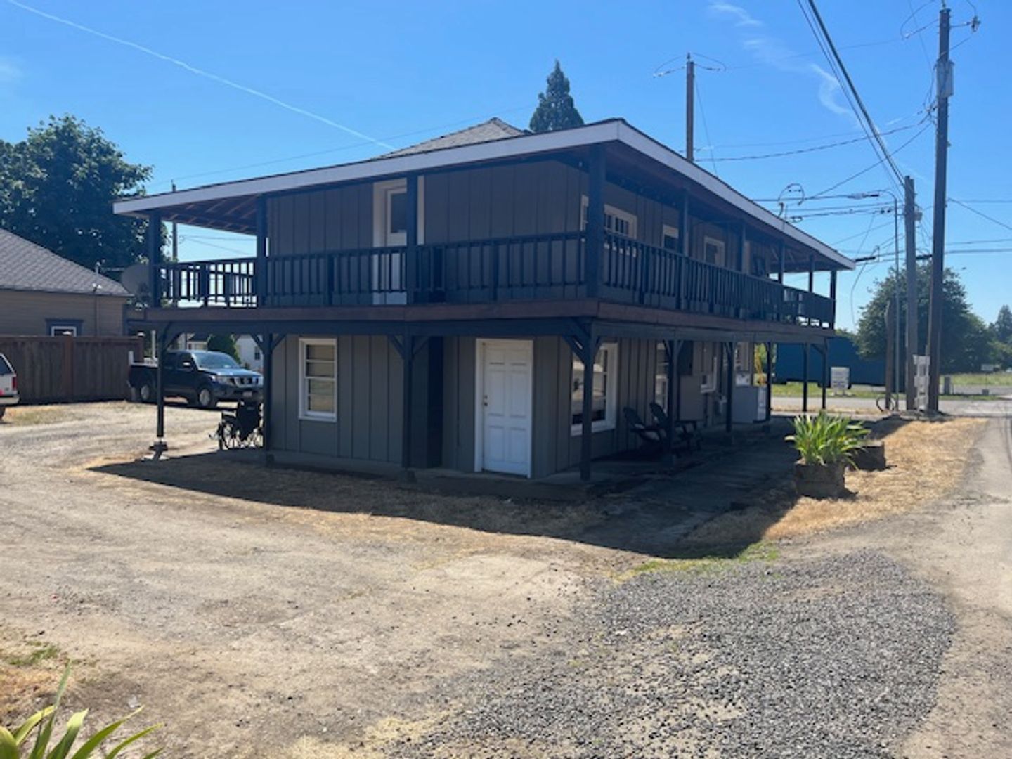 Carlton Apartment: 205 E Main St