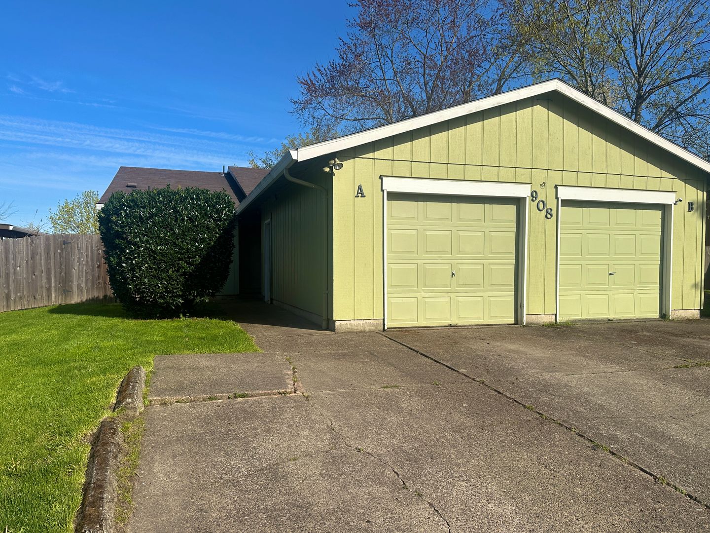 Newberg Apartment: 908 Pecan Ct