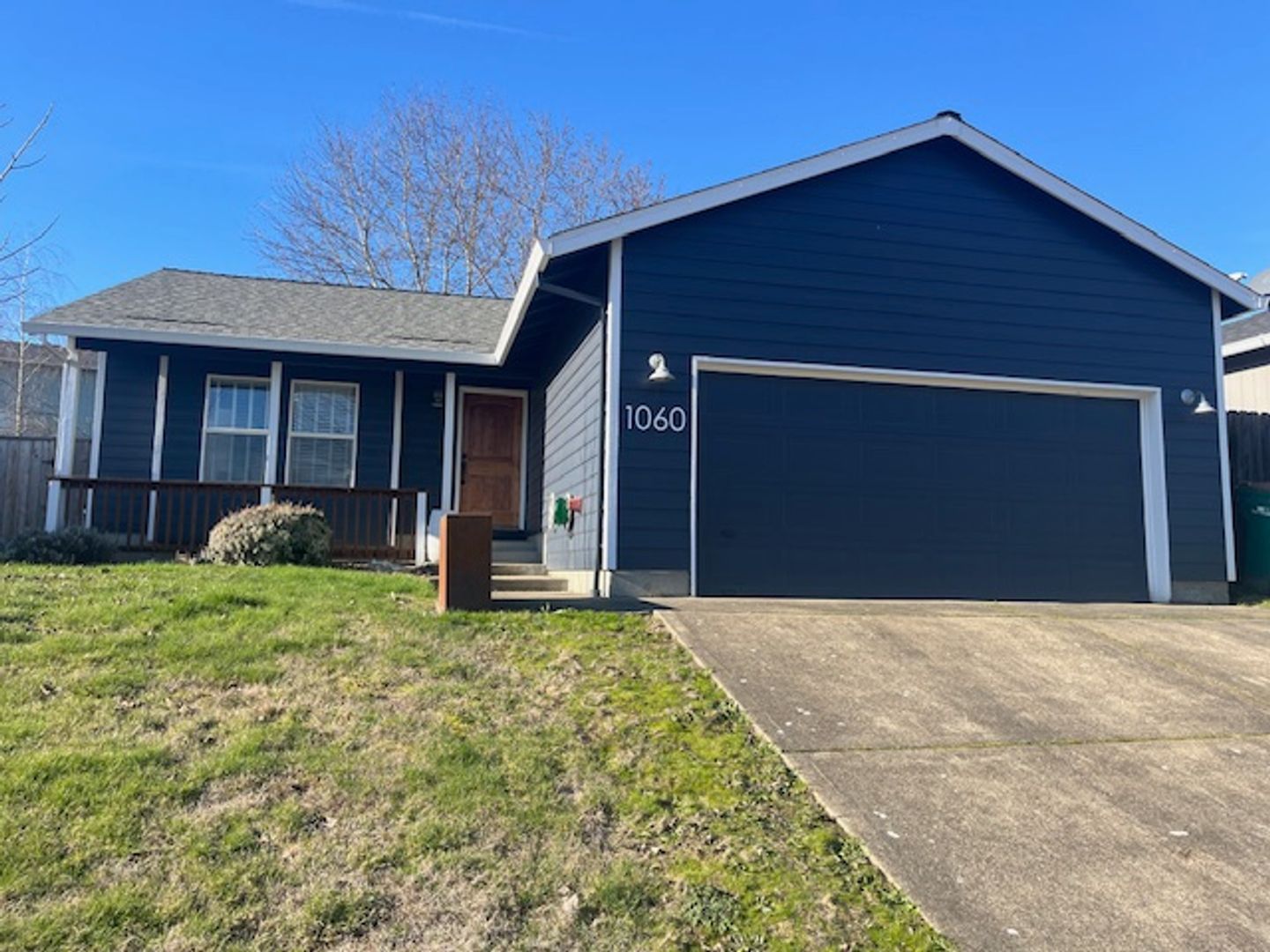 Dundee House: 1060 SW VIEW CREST DR