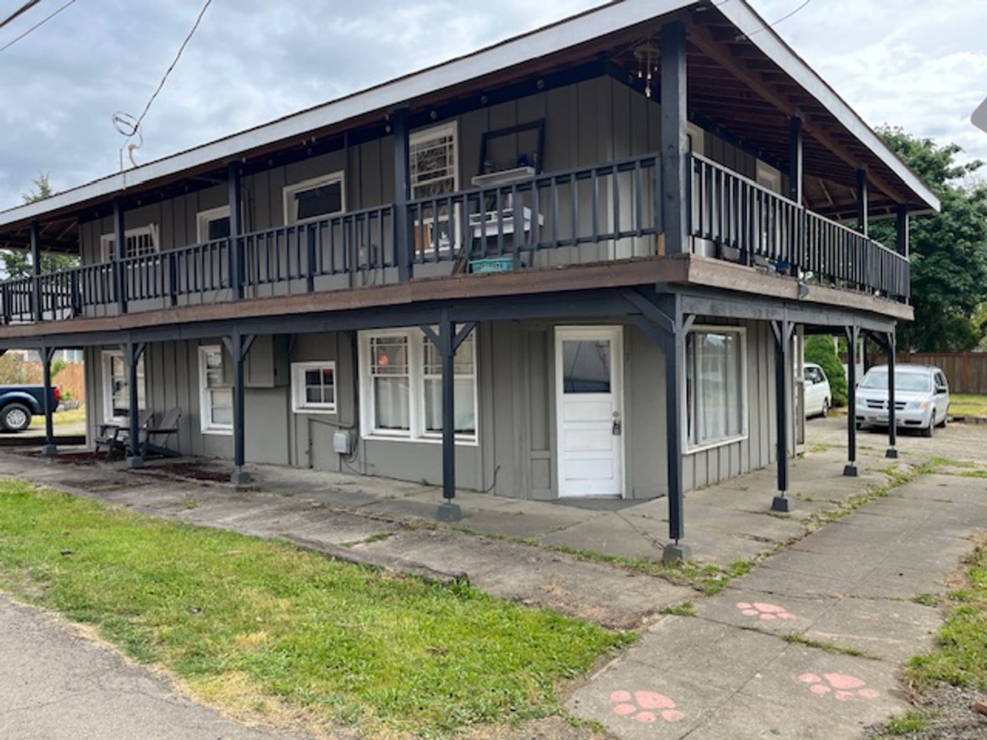 Carlton Apartment: 205 E Main St