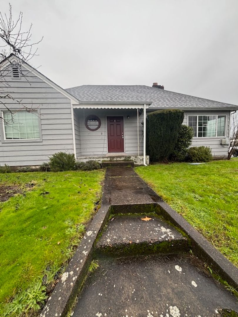 Newberg House: 202 N College St