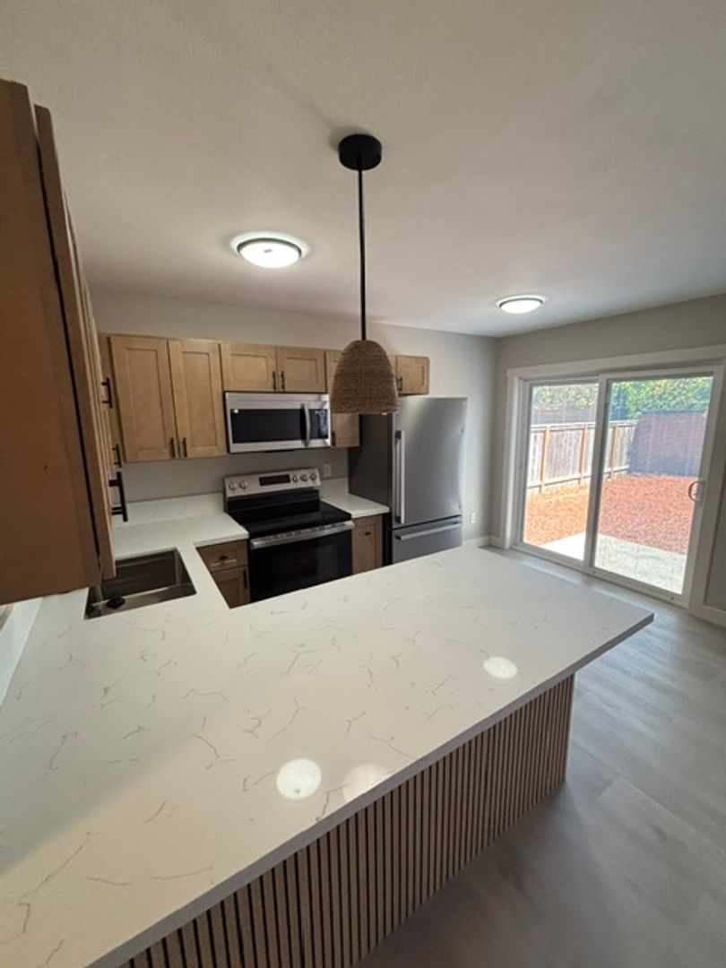 Woodburn Apartment: 1028 N 3rd Street