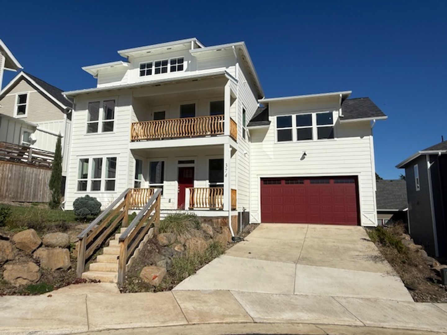 Dundee House: 374 SW George Ct