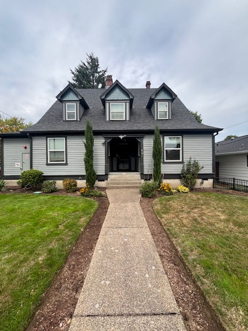 Newberg Apartment: 801 E Sheridan St