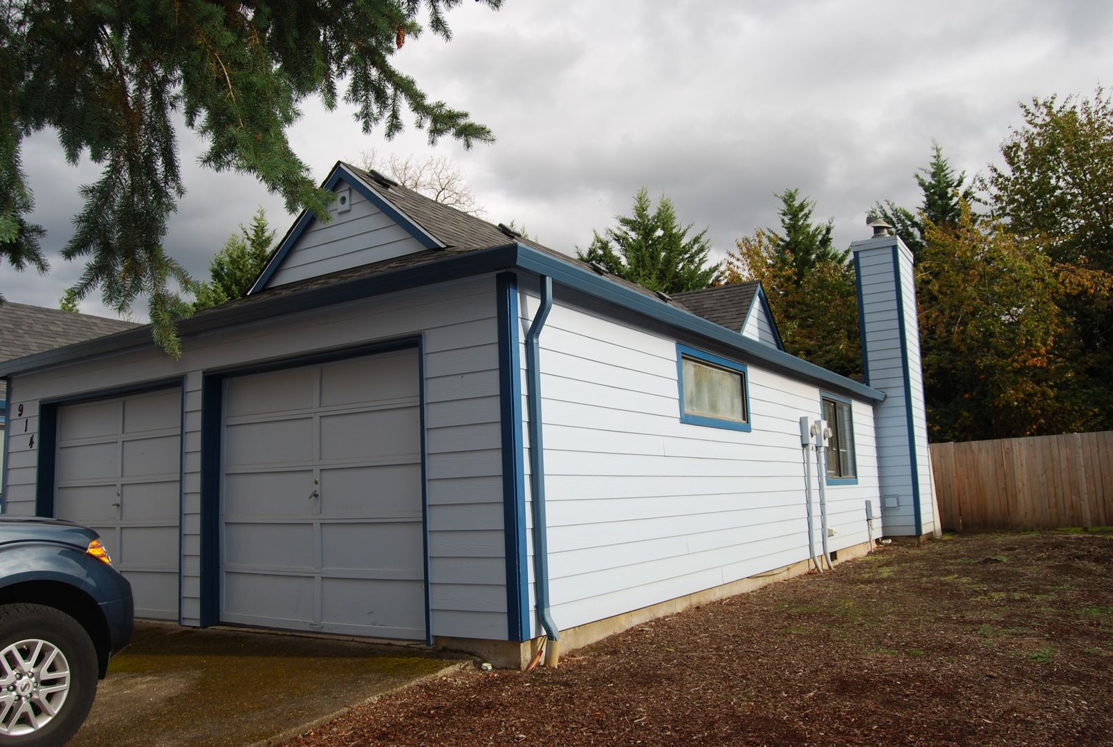 Newberg Apartment: 914 Charles St