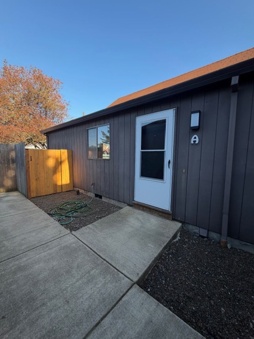 Newberg Apartment: 912 W Charles St