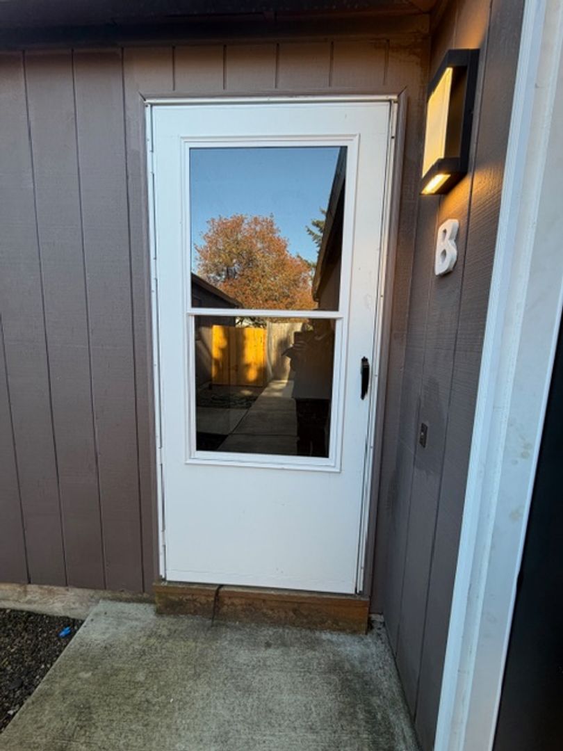 Newberg Apartment: 912 W Charles St