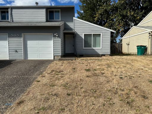 Water and Sewer included! Charming 2-Bedroom Duplex in the Heart of Newberg – photo 1
