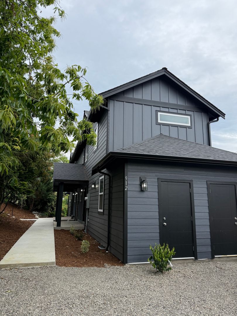 Bellingham Apartment: 912 Alabama Street