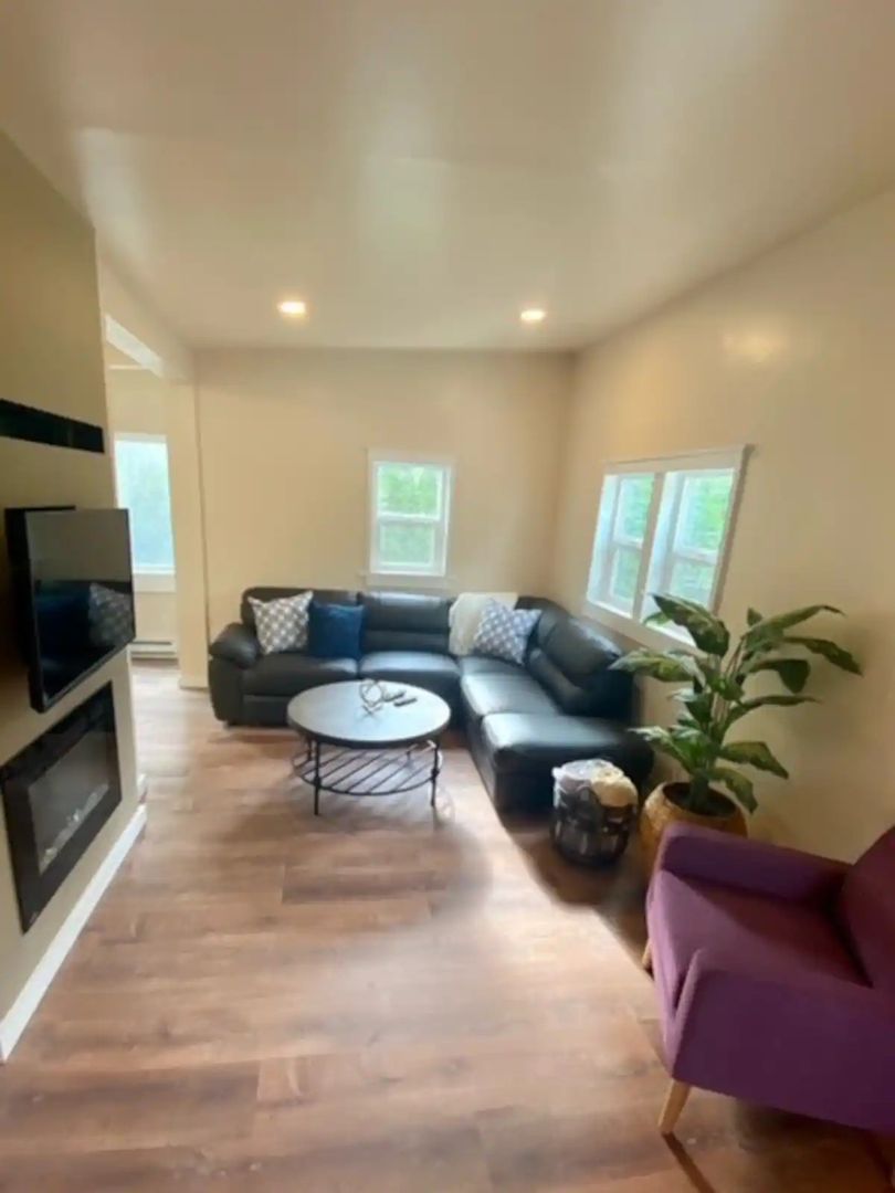 Blaine House: 5171 Anderson Rd