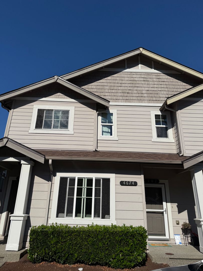 Bellingham House: 4674 Wade Street #102