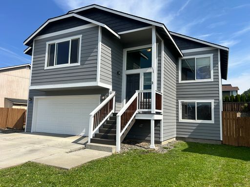 Large 5 Bedroom Home For Rent! – photo 1