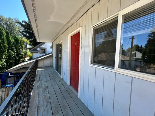Bright & Updated Apartment Close to Downtown – photo 1