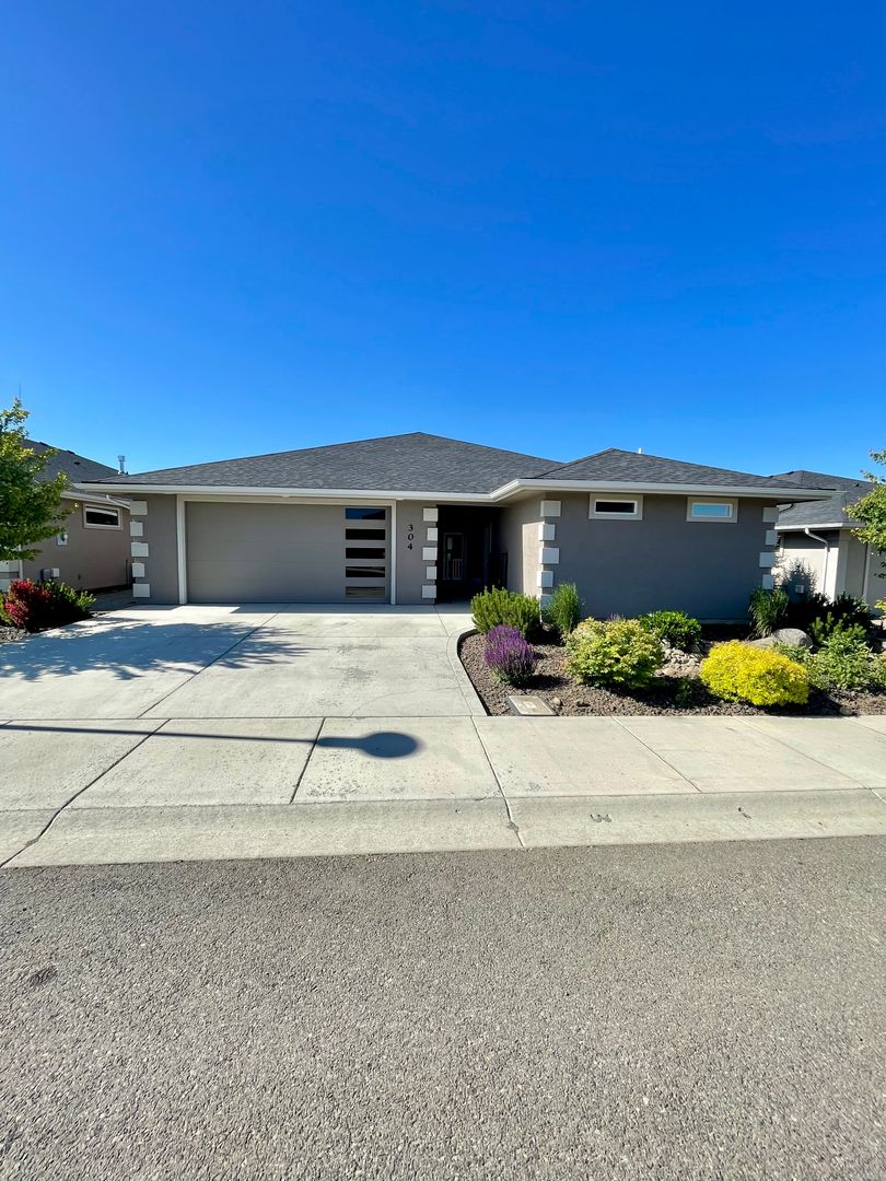 Ellensburg House: 304 East Stanford Ave