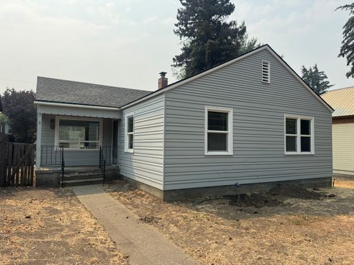 Charming 3 Bedroom Home with Detached Garage – photo 1