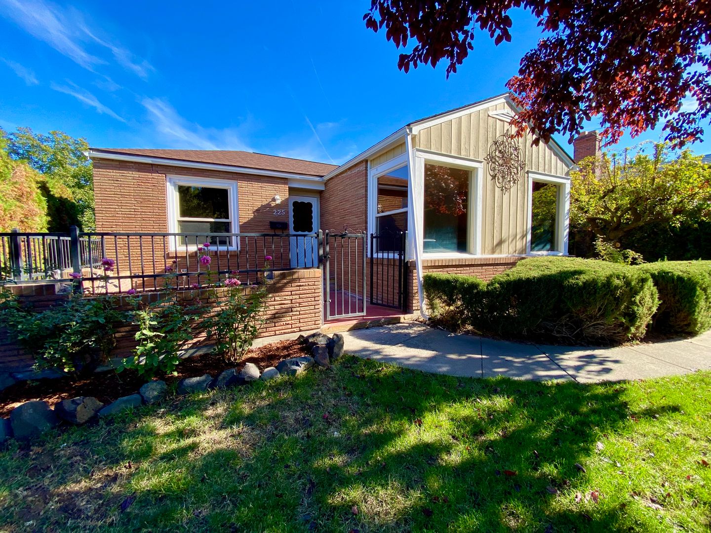 Yakima House: 225 N 27th Ave