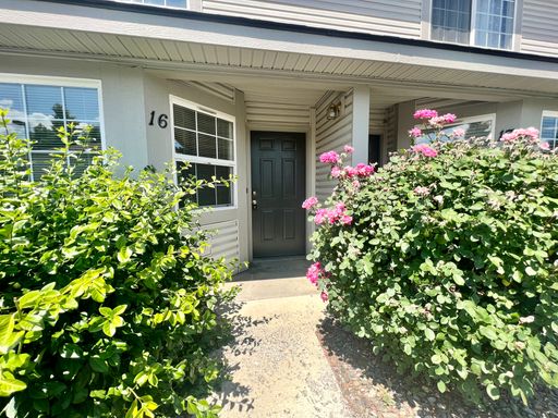 Lovely 2 Bedroom Condo with Washer/Dryer Available for Rent! – photo 1