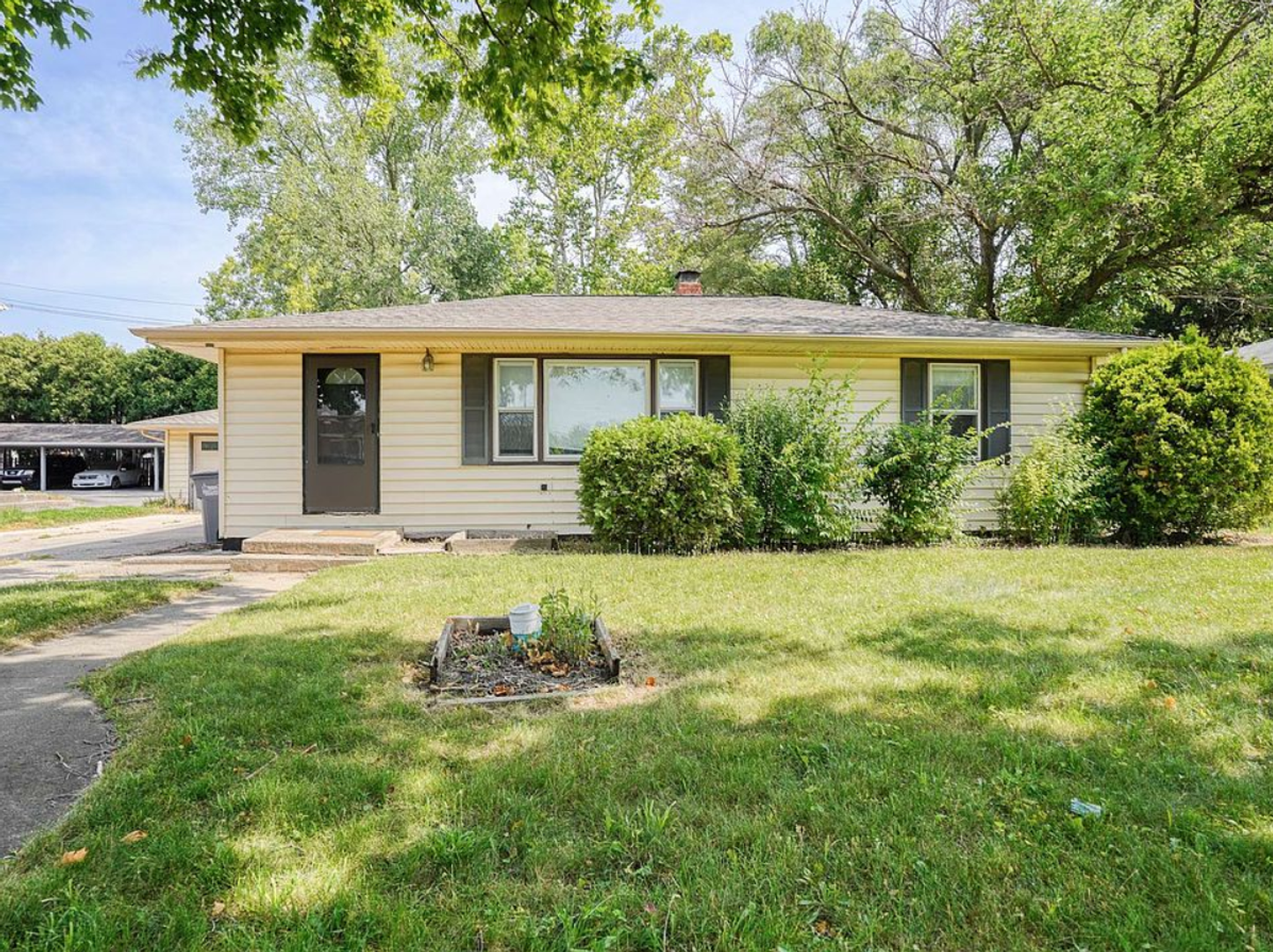 Lafayette House: 1180 Windsor Dr