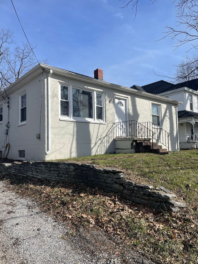 Lafayette House: 1601 S 4Th Street