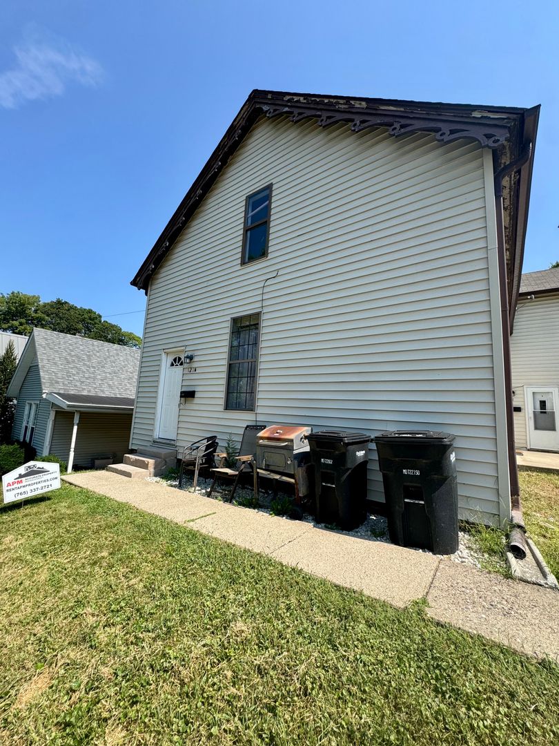 Lafayette Apartment: 121 Asher St