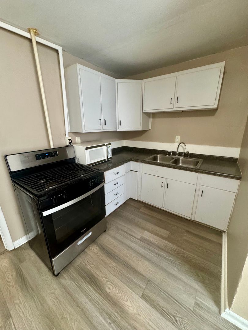 Lafayette Apartment: 800 Brown