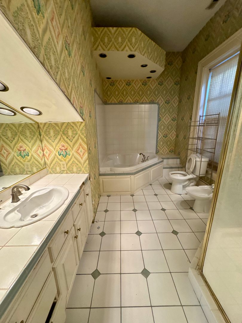 Lafayette Apartment: 1202 Columbia Street