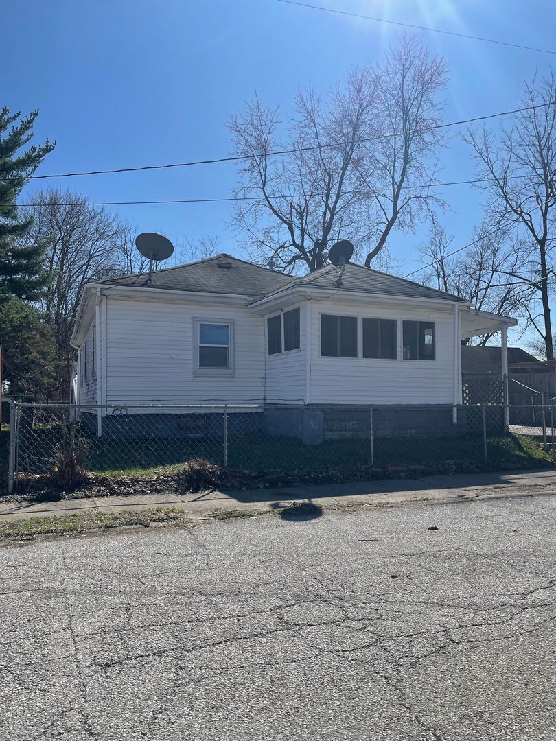 Lafayette House: 2107 Central St