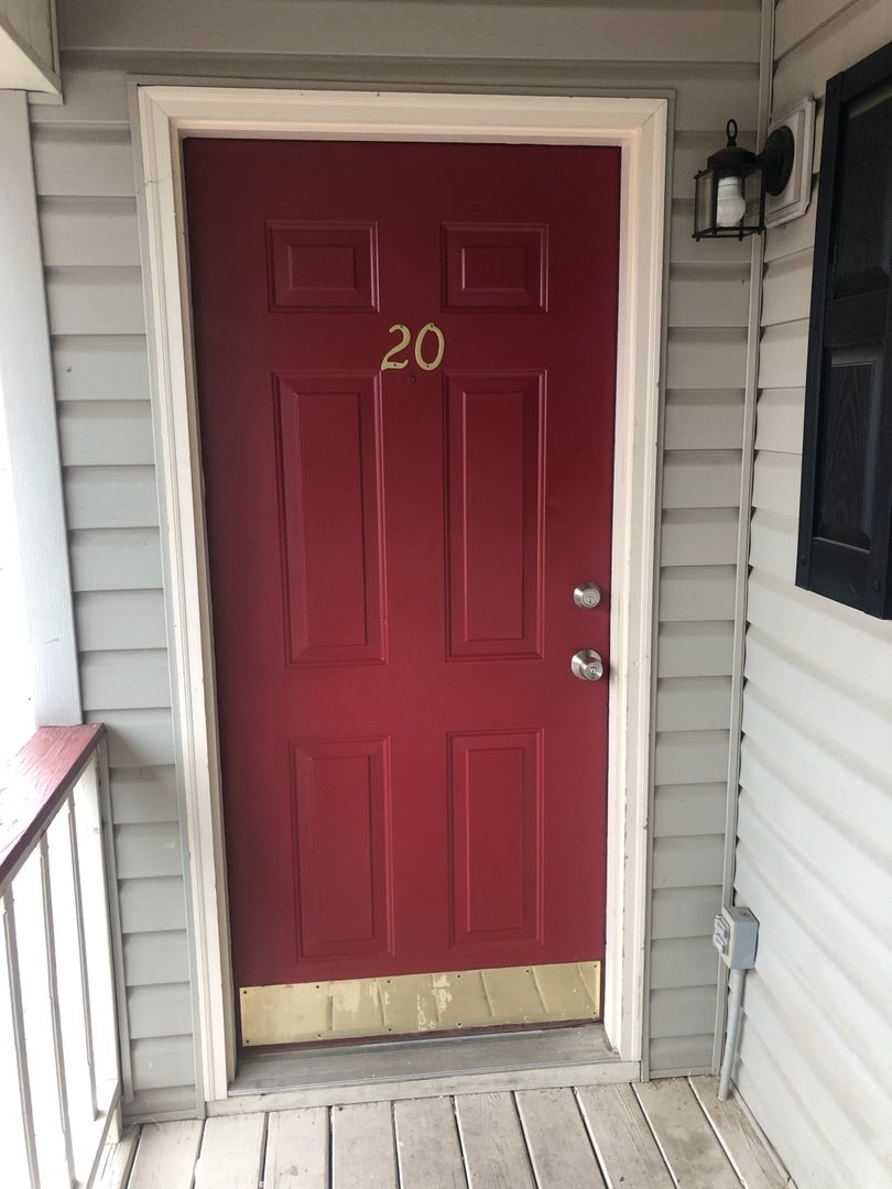 Arab Apartment: 104 1st Ave NE