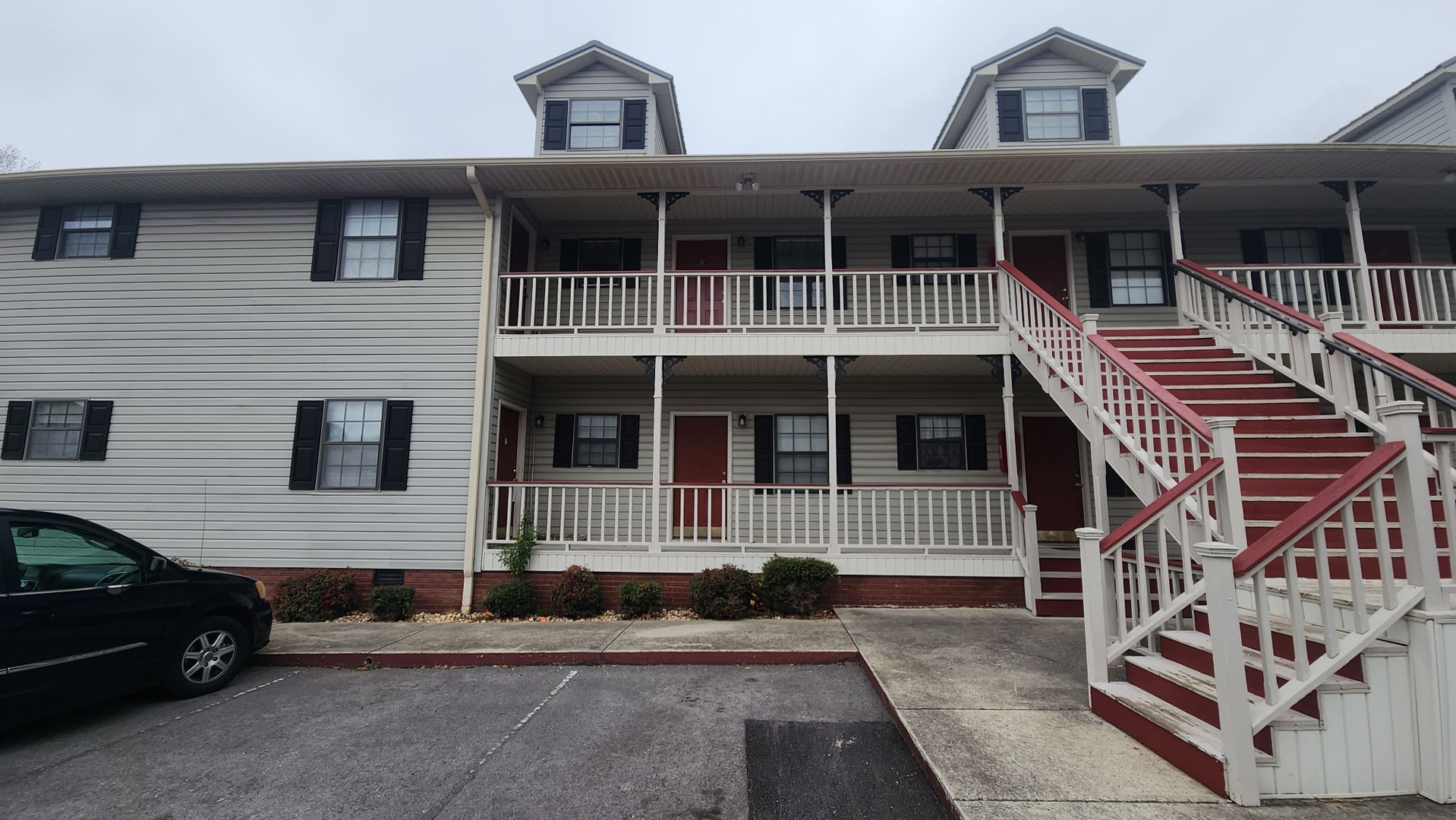 Arab Apartment: 104 1st Ave NE