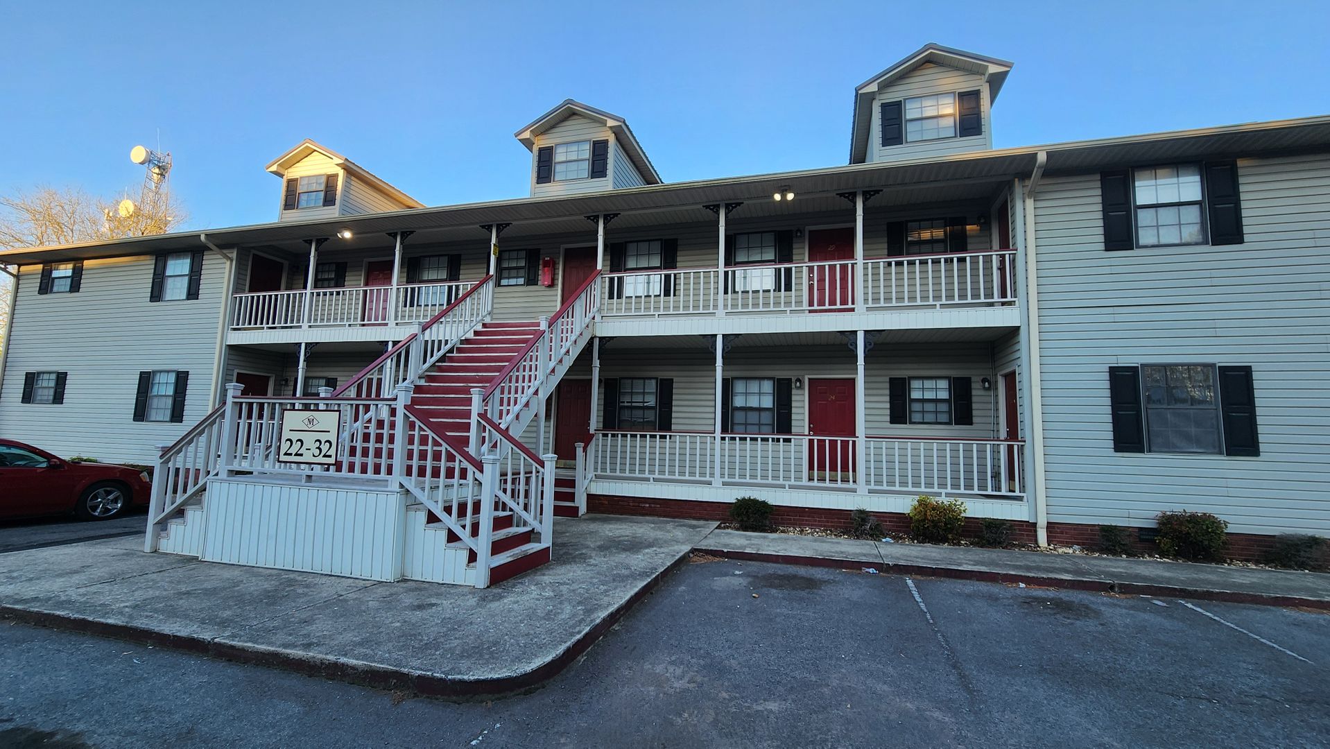 Arab Apartment: 104 1st Ave NE