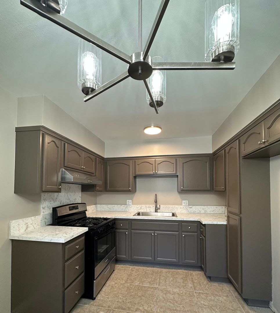 Anaheim Apartment: 405 S Kroeger St