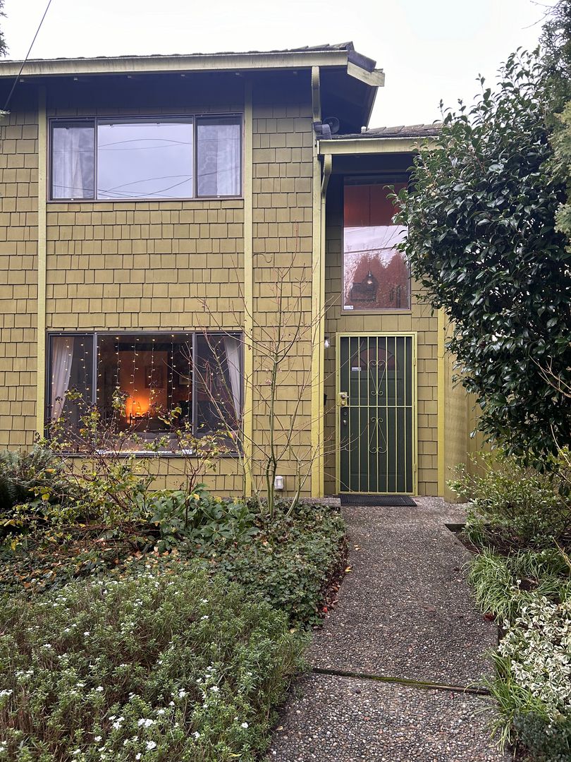 Seattle Apartment: 2627-2629 NW 64th St.