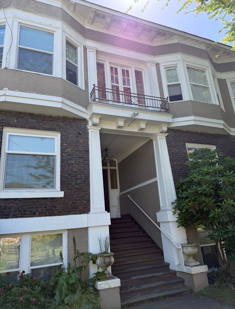 Seattle Apartment: 1124 27th Ave