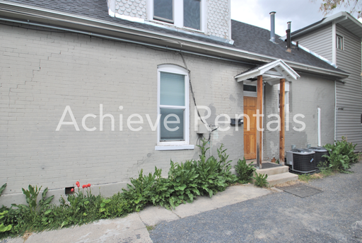 Charming 2 Bedroom Apartment | Courts & Park Nearby! – photo 1