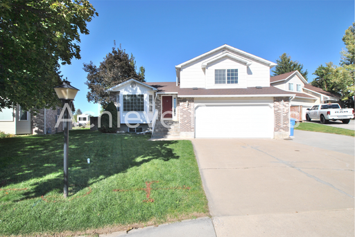 Beautiful 4-Bedroom Home with Huge Backyard & Extra Parking – photo 1