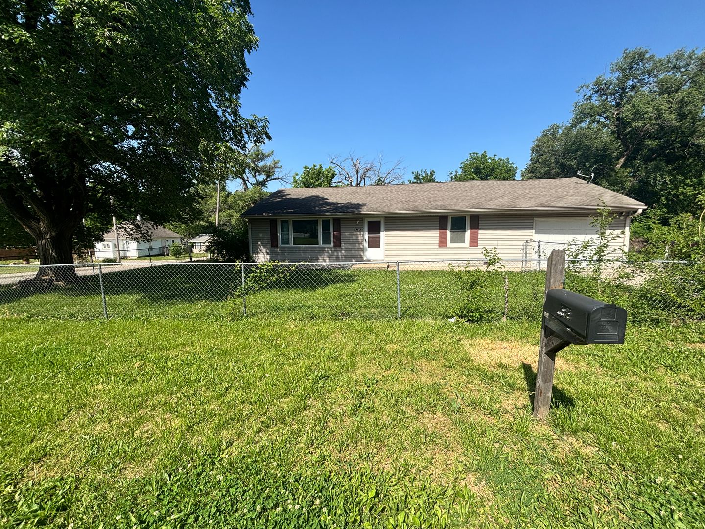 Topeka House: 2435 se Colorado ave