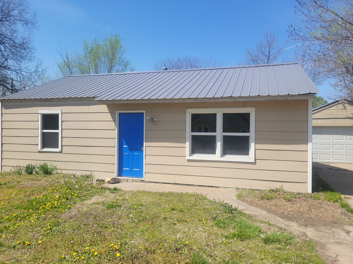 Topeka House: 420 SE Pinecrest DR