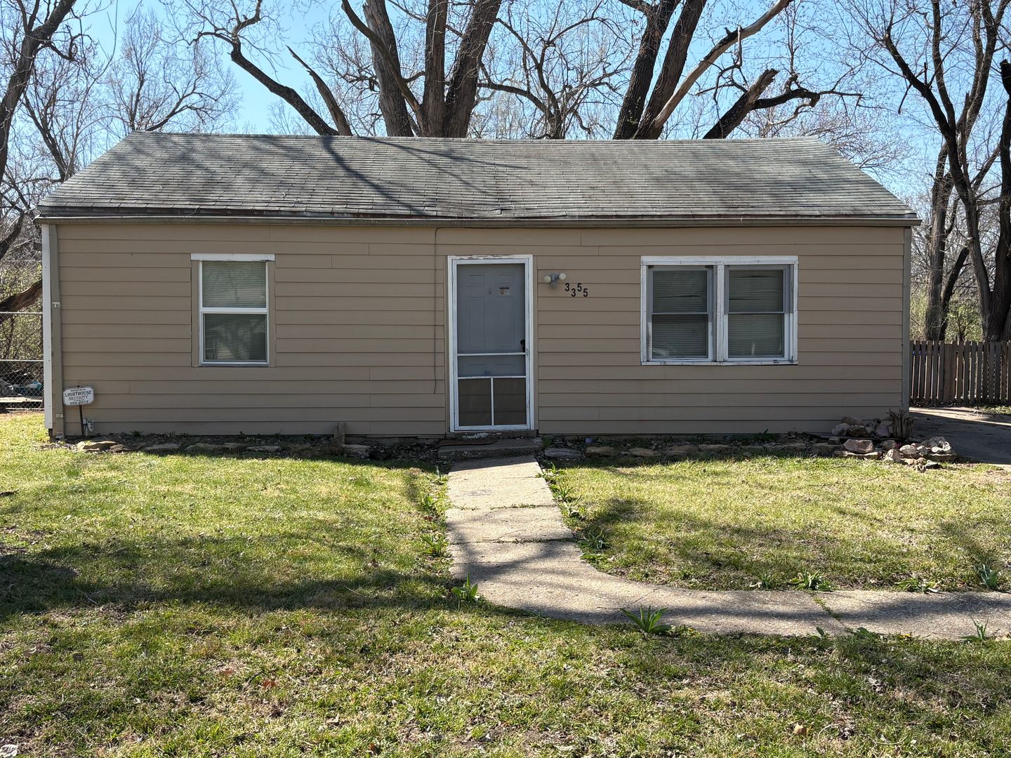 Topeka House: 3355 se Girard st