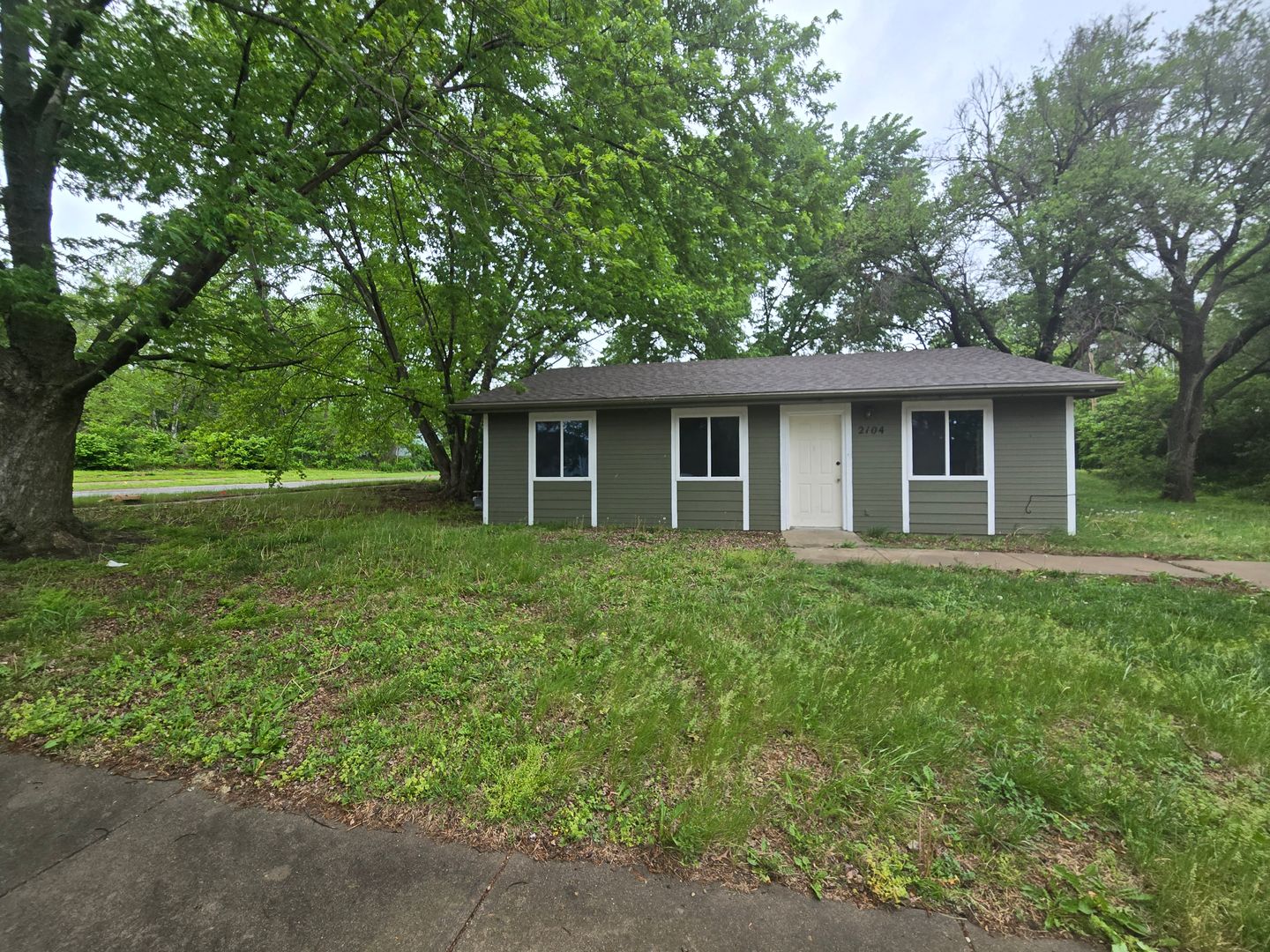 Topeka House: 2104 SE Turnpike