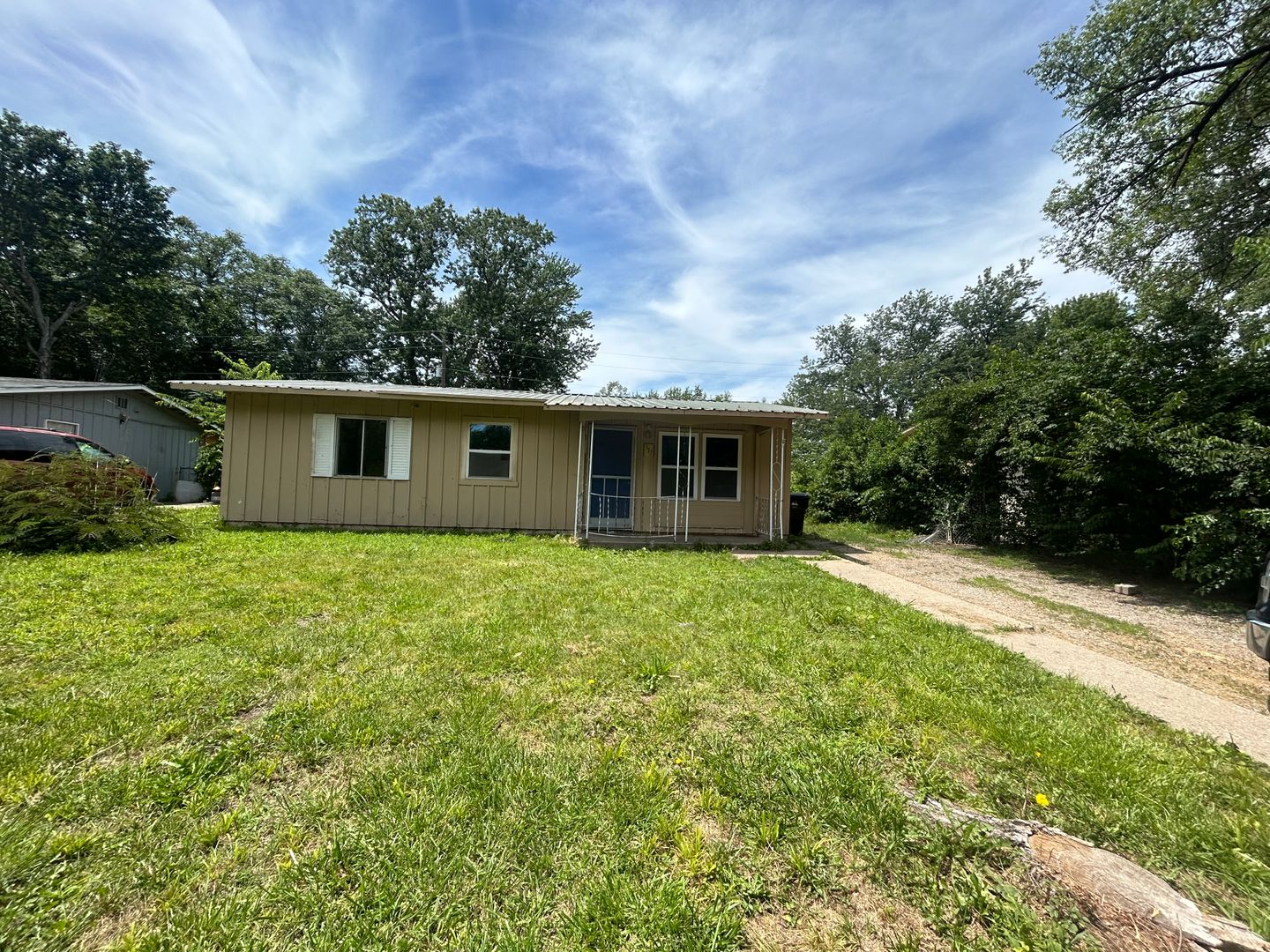 Topeka House: 317 SE Arter