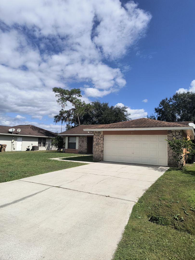 Kissimmee House: 505 Maricopa Drive - *