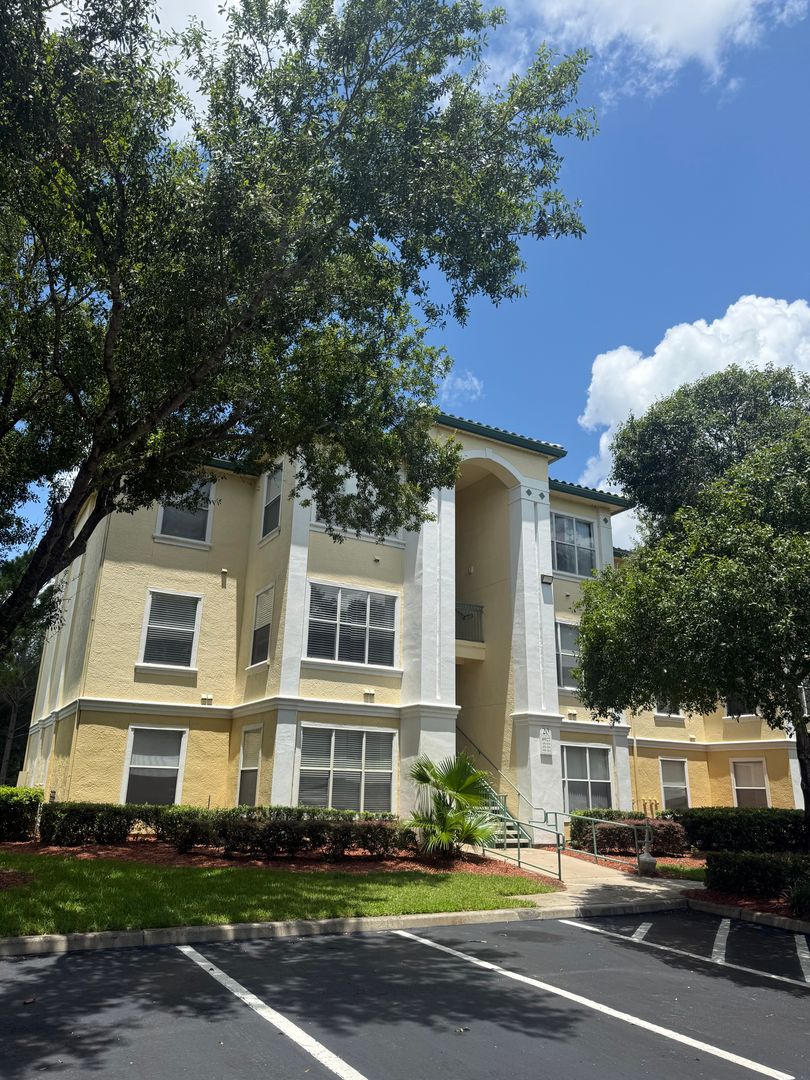 Kissimmee House: 8927 Legacy Ct # 20-201
